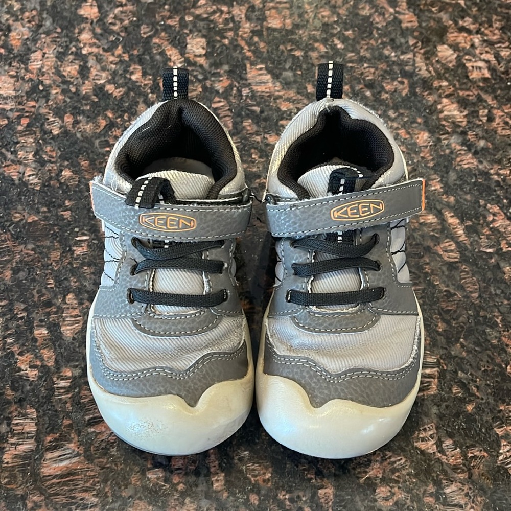 Little boys keen shoes, size 10